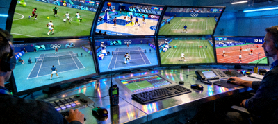 多屏幕显示不同体育赛事直播画面的控制室