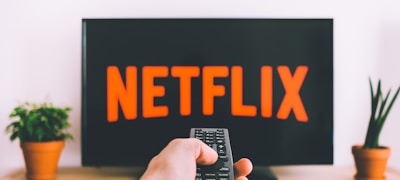 用户使用手机和平板电脑观看体育直播的场景