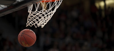 篮球运动员扣篮的精彩瞬间，展现力量与美感