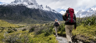 一群球迷在酒吧热烈讨论比赛的欢乐场景