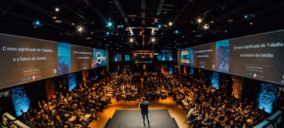 记者在赛场边进行采访和报道的工作场景